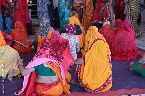 India donne al tempio per cerimonia religiosa indù