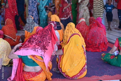 India donne al tempio per cerimonia religiosa indù