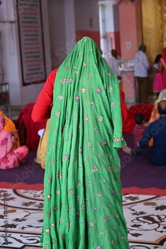 India donne al tempio per cerimonia religiosa indù