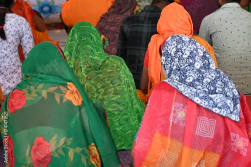 India donne al tempio per cerimonia religiosa indù