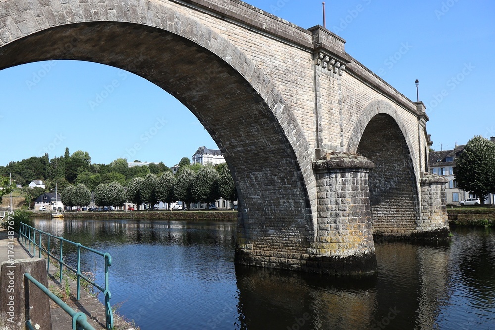 Fototapeta premium Ancien pont de chemin de fer sur la rivière l'Aulne, viaduc ferroviaire, ville de Châteaulin, département du Finistère, Bretagne, France