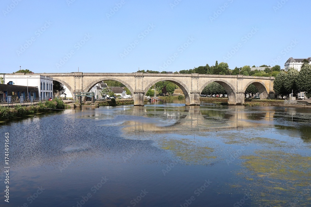 Fototapeta premium Ancien pont de chemin de fer sur la rivière l'Aulne, viaduc ferroviaire, ville de Châteaulin, département du Finistère, Bretagne, France
