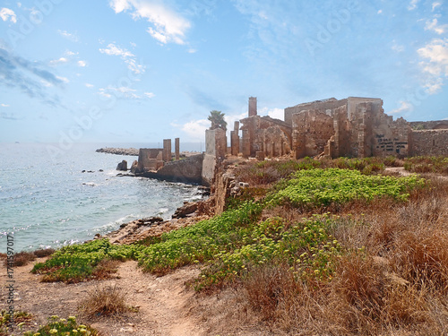 Rovine dell'Ex Tonnara di Avola Sulla Costa Rocciosa Siciliana 2654