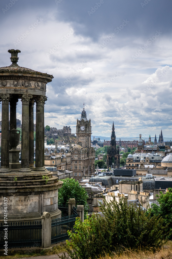 Obraz premium Edinburgh Cityscape with Scott Monument and Balmoral Hotel Seen from Calton Hill - Ediniburgh, Scotland