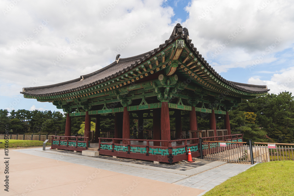 Obraz premium Gyeongju, South Korea, view of Donggung Palace and Wolji Pond in a sunny day, North Gyeongsang Province, Gyeongju city, Silla dinasty traditional Korean hanok architecture, Yeongnam region