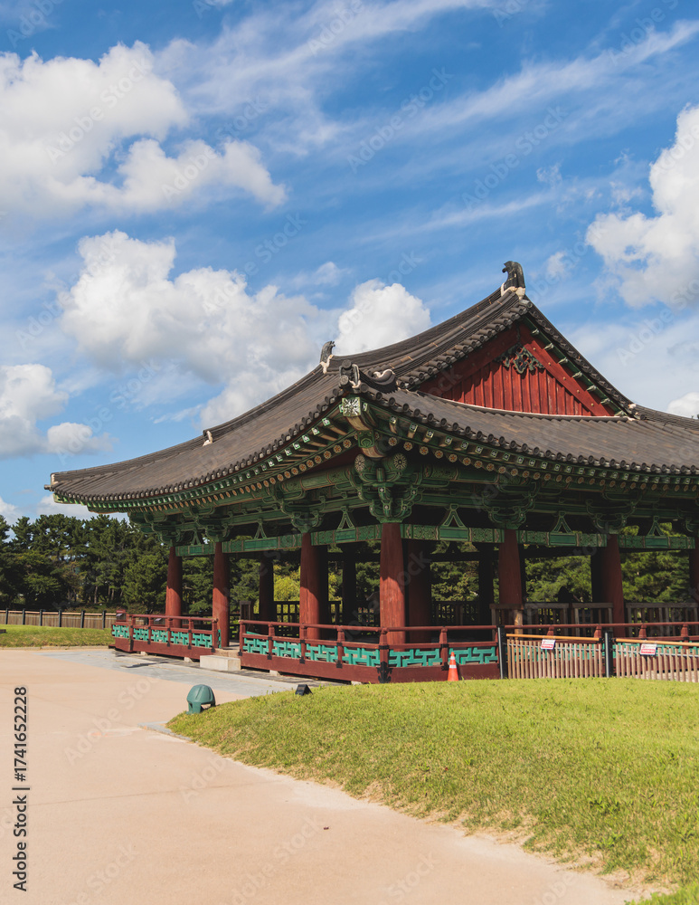 Obraz premium Gyeongju, South Korea, view of Donggung Palace and Wolji Pond in a sunny day, North Gyeongsang Province, Gyeongju city, Silla dinasty traditional Korean hanok architecture, Yeongnam region