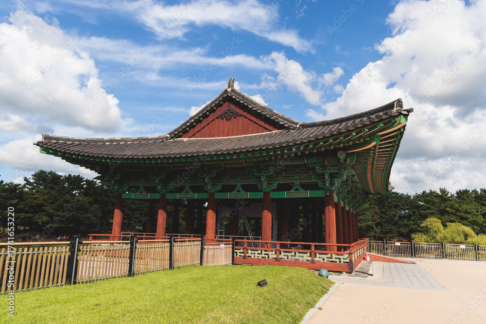 Obraz premium Gyeongju, South Korea, view of Donggung Palace and Wolji Pond in a sunny day, North Gyeongsang Province, Gyeongju city, Silla dinasty traditional Korean hanok architecture, Yeongnam region
