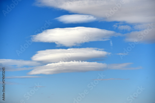 unas bonitas nubes en un cielo azul
