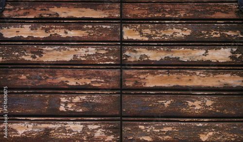 Porta in legno rovinata dal tempo con doghe sverniciate