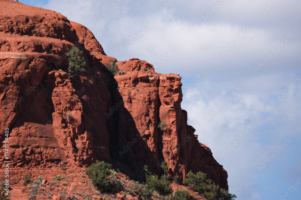 Fototapeta premium A red rock formation against a cloudy sky in sedona, Arizona