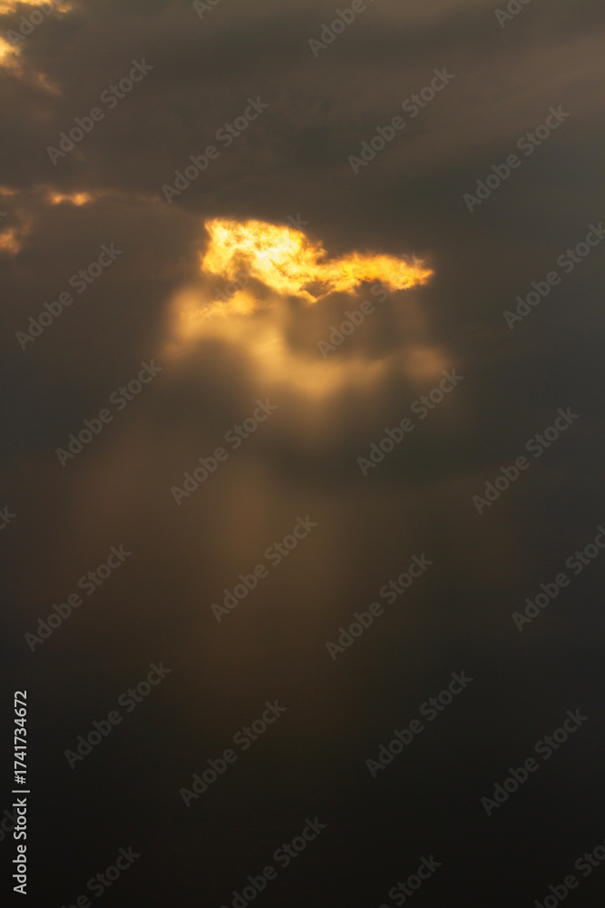 Naklejka premium The sunlight shines through the clouds, it's so beautiful. in the morning