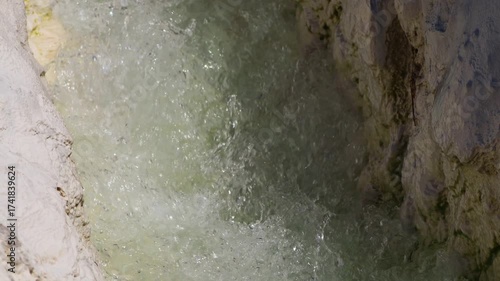 This is the limestone hot spring water of Pamukkale in Türkiye.터키에 있는 파묵칼레의 석회온천물입니다.