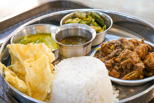 マレーシアの食堂で供されるマトンカレー