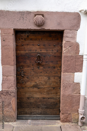 Porte ancienne sur le chemin de Saint Jacques de Compostelle