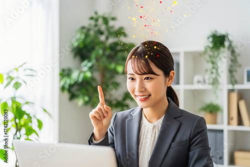 閃きとアイデアが舞い上がるビジネスウーマン