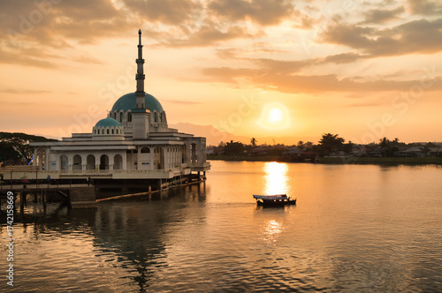  Kuching Floating Mosque, also known as Masjid Bandar Kuching or Masjid India, at sunset, located on the Sarawak River in Kuching, on the island of Borneo, Malaysia. 