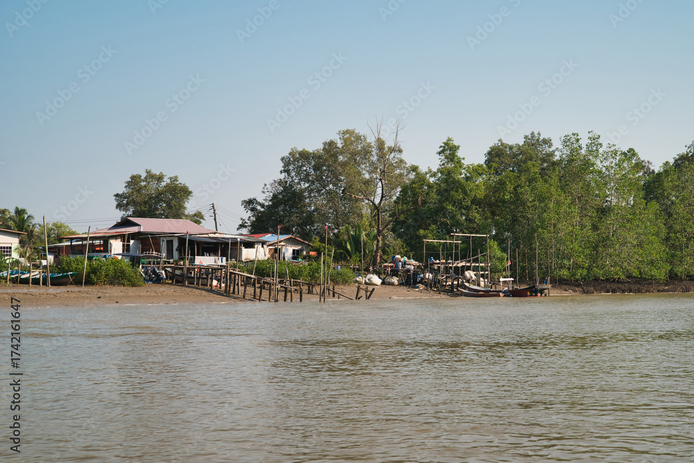 Obraz premium The traditional stilt village on the Sungai Tabo River, near Bako National Park, Sarawak, Borneo, Malaysia.