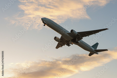 夕陽に照らされて飛び立つ機体