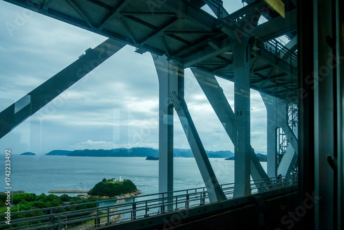 【瀬戸大橋線（本四架橋）】からの絶景、与島・鍋島灯台と瀬戸内海、対岸は四国