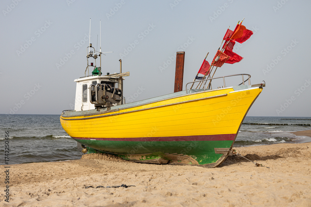 Fototapeta premium Kuter rybacki na plaży nad polskim morzem. Sieci połów