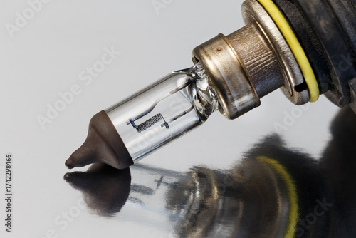 Halogen headlight bulb