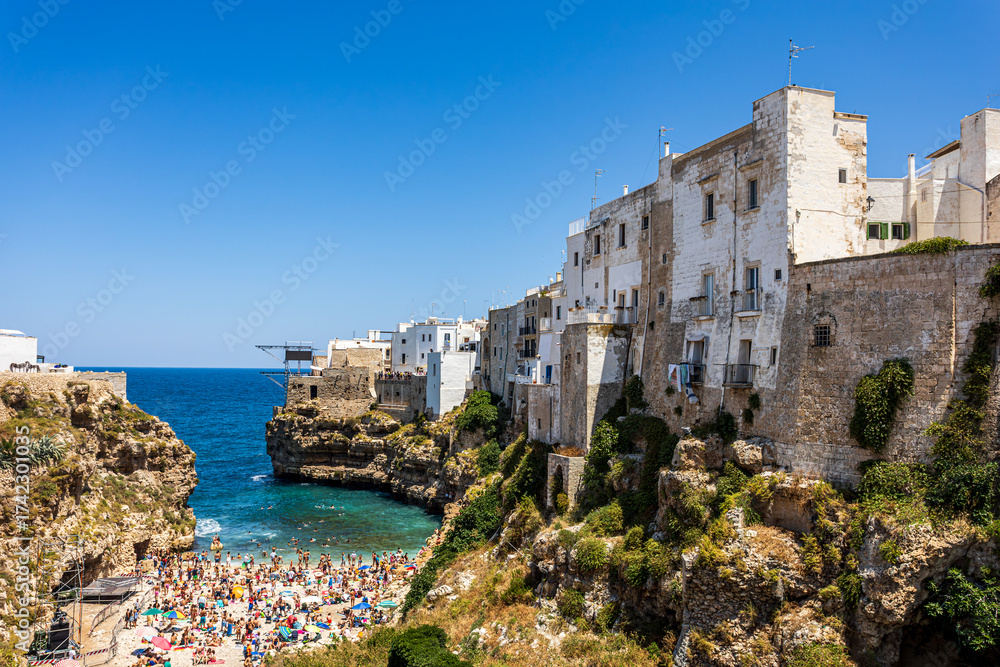 Fototapeta premium Cliffside view of Polignano a Mare coast