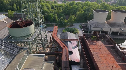 Flug über eine alte Industrieanlage mit Maschinenhalle im Ruhrgebiet 