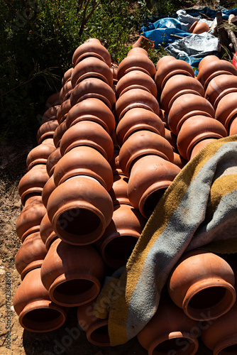 Pulperas de barro apiladas.