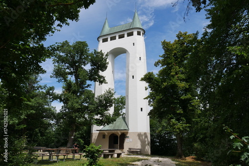 Der Schönbergturm von Pfullingen ist ein Aussichtsturm in der Schwäbischen Alb