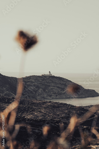 Phare en Corse en bord de mer