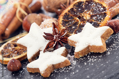  Zimtsterne mit Zimtstangen und Orangenscheiben 