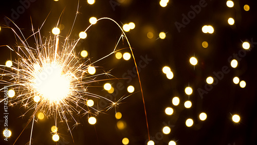  Jahreswechsel Sektglas mit Feuerwerk 