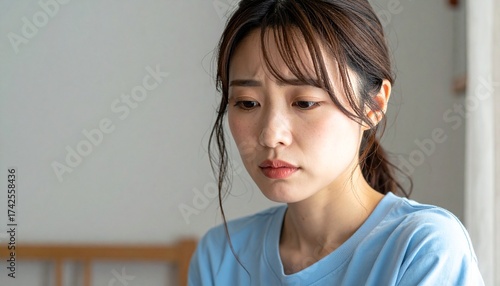 疲れ、落ち込み、悩む女性のイメージカット