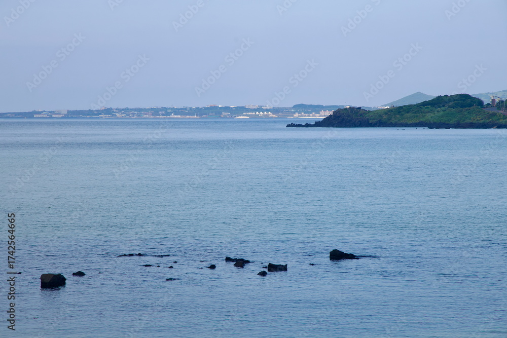 Obraz premium Distant Coast from Hado Bay