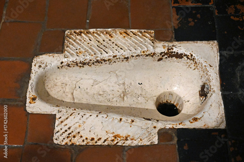 Schäbige, verschmutzte Hocktoilette