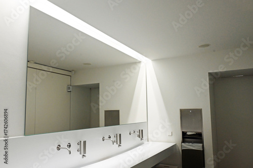 Waschbecken und Spiegel auf einer öffentlichen Toilette