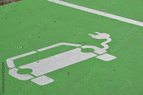 Grün markierte Parkbucht für Elektrofahrzeuge