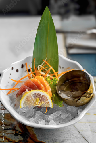 Wallpaper Mural Sashimi fresco su ghiaccio con decorazioni vegetali in ciotola elegante Torontodigital.ca