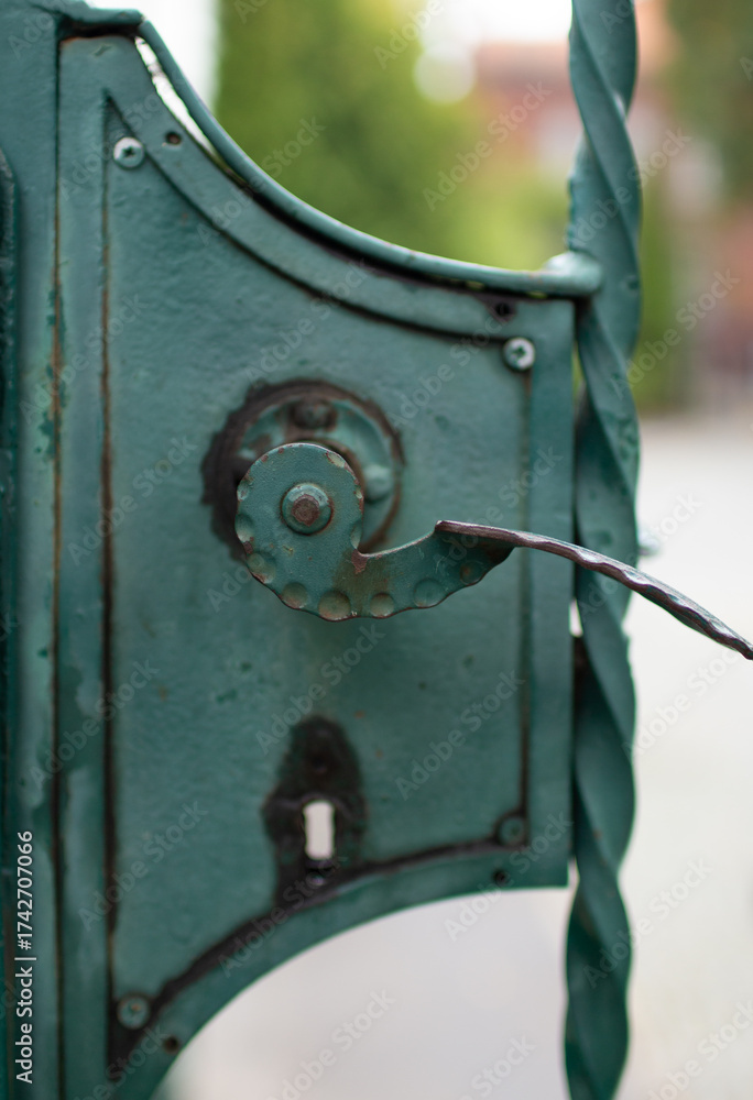 Φωτογραφία Rustic green gate with intricate metalwork detail revealing craftsmanship