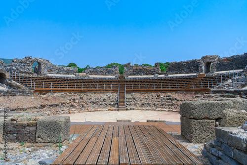 Teatro de época romana un día soleado con cielo azul y espacio para texto.