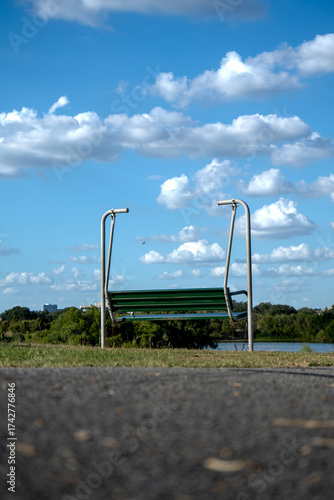 La hermosa vista de un un simple banco