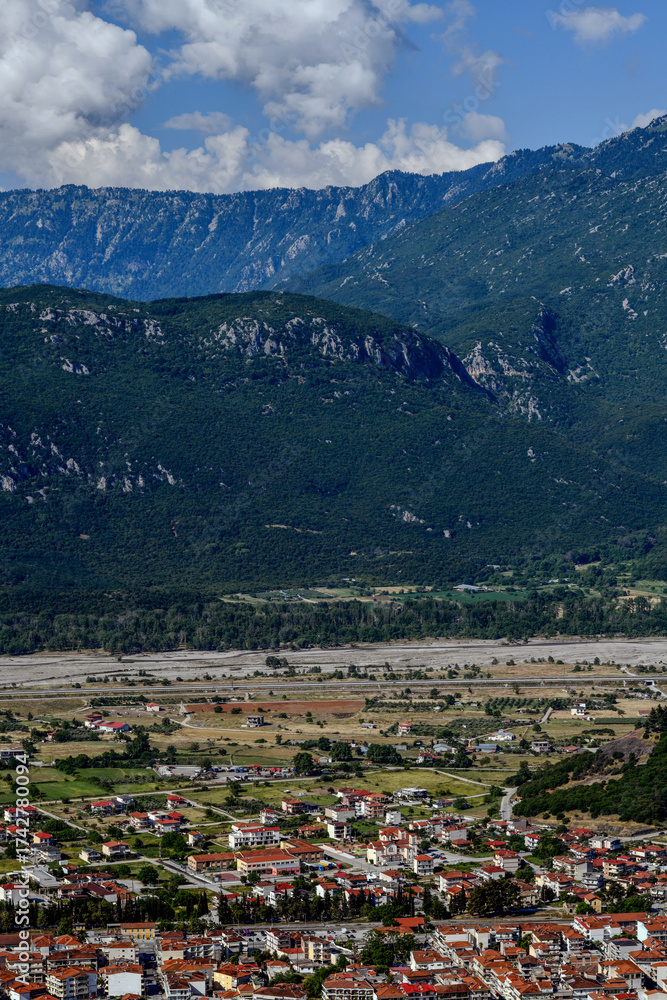 Obraz premium Luftansicht Kalambaka in der Gemeinde Meteora, Thessalien (Griechenland)