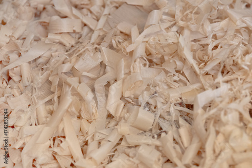 Photos Helle Holzspäne als strukturreiche Nahaufnahme – natürliches Materialmotiv für Handwerk, Holzverarbeitung, Nachhaltigkeit und Hintergrundtextur