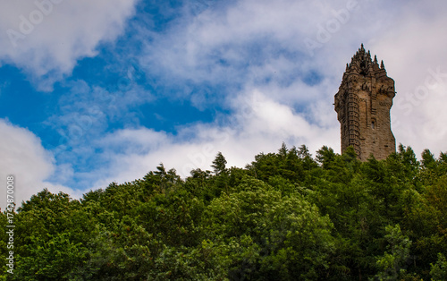 Foto Scotland, Uk: view of the National Wallace Monument, tower on the shoulder of Ab