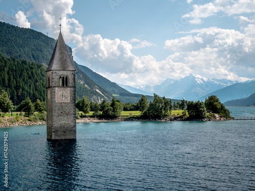 Lago di Resia con il campanile di Curon Vecchio, Alta Val Venosta, Trentino Alto Adige, Sudtirolo, Italia
