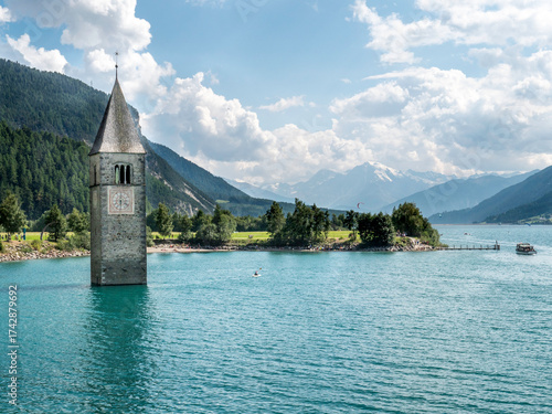 Lago di Resia con il campanile di Curon Vecchio, Alta Val Venosta, Trentino Alto Adige, Sudtirolo, Italia