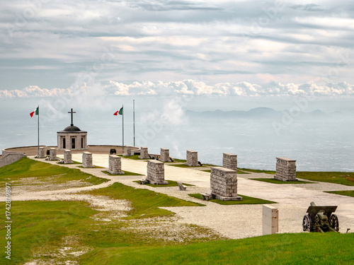 Sacrario Militare Italiano della Prima Guerra Mondiale del Monte Grappa, Vicenza, Italia - Panorama verso la pianura veneta e i Colli Eugenei