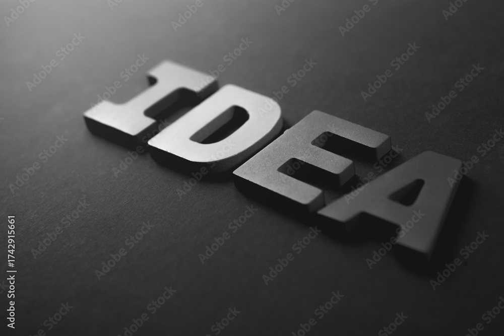 Obraz premium The word idea is made of wooden letters on a dark background.