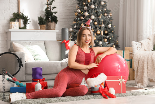 Sporty young woman in elf h...