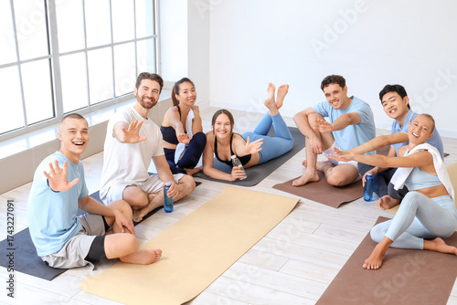 Group of sporty young peopl...
